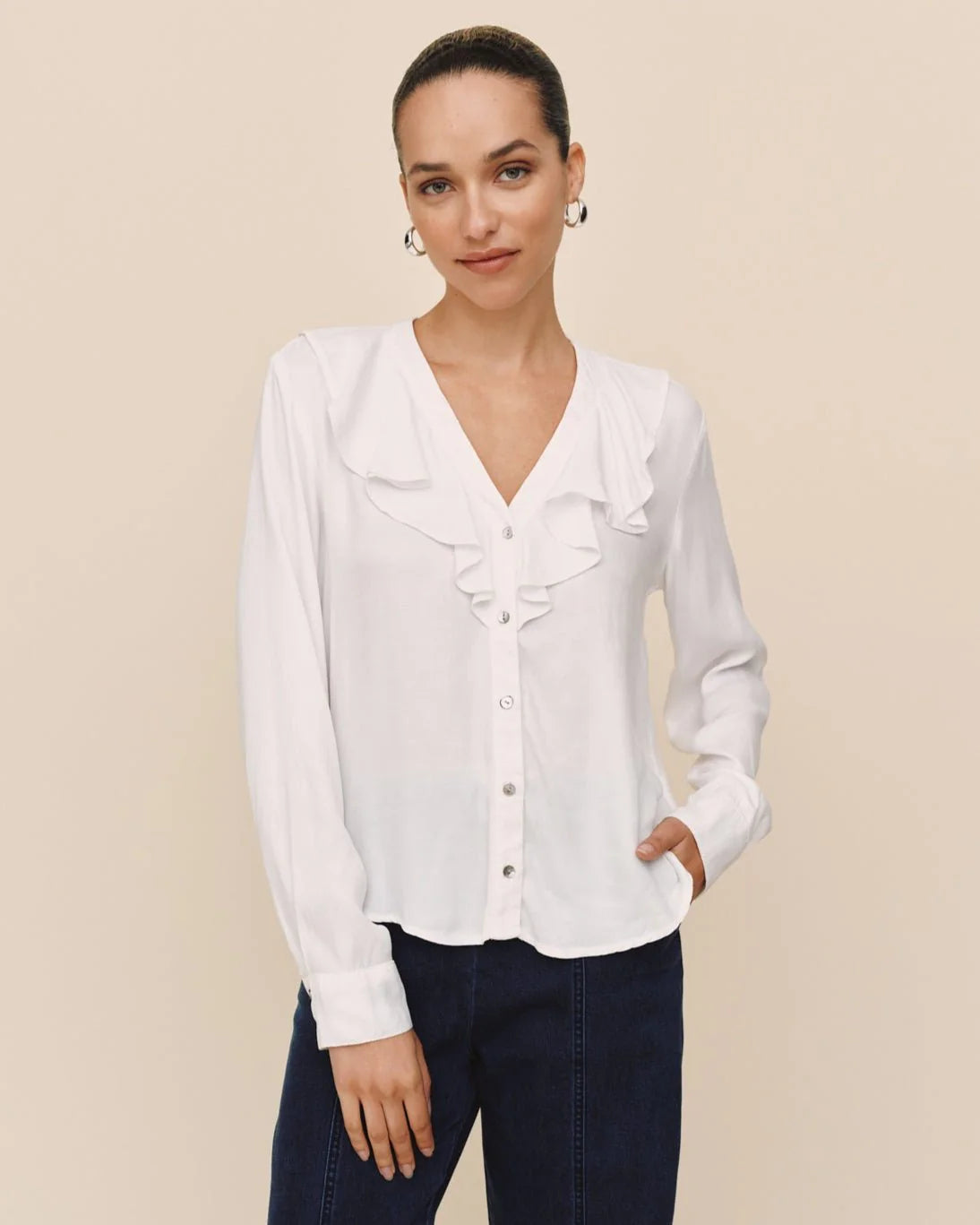 LS RUFFLE V-NECK BUTTON UP