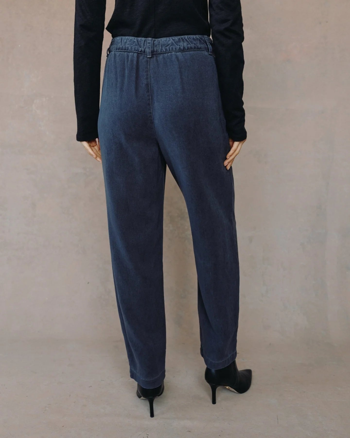 SINGLE PLEAT WIDE LEG W ELASTIC BACK