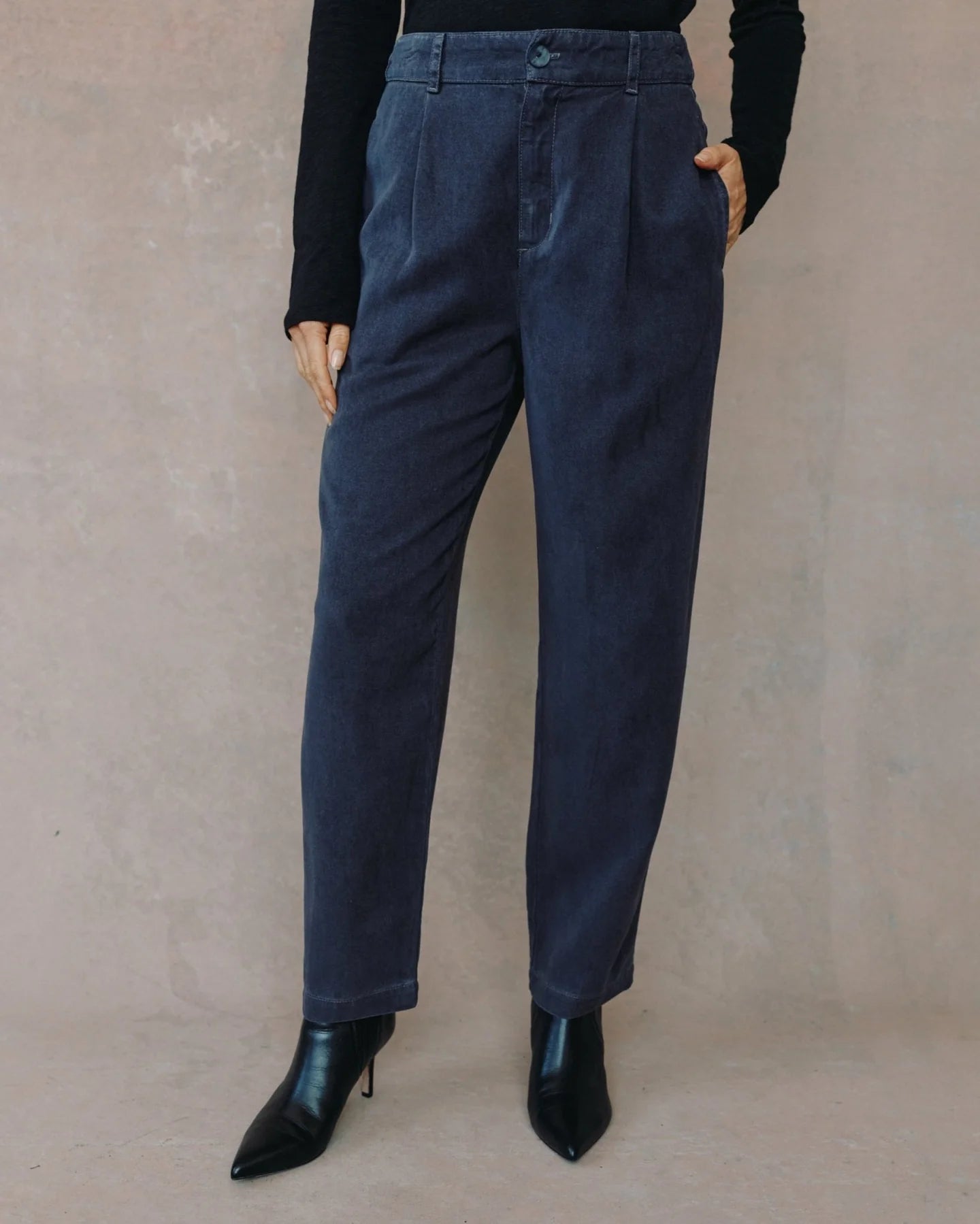 SINGLE PLEAT WIDE LEG W ELASTIC BACK