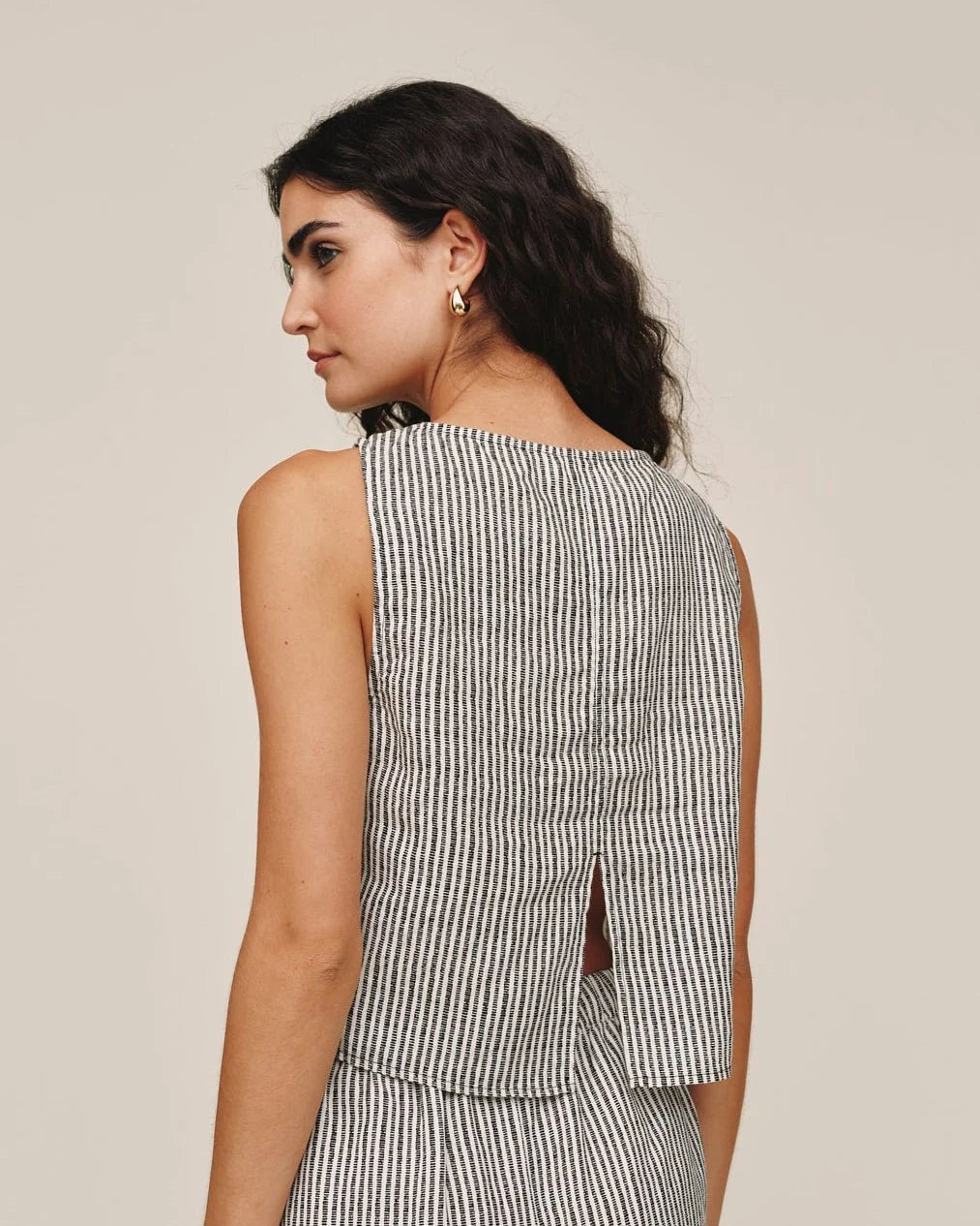 SLEEVELESS BOAT NECK SPLIT BACK HATCH STRIPE