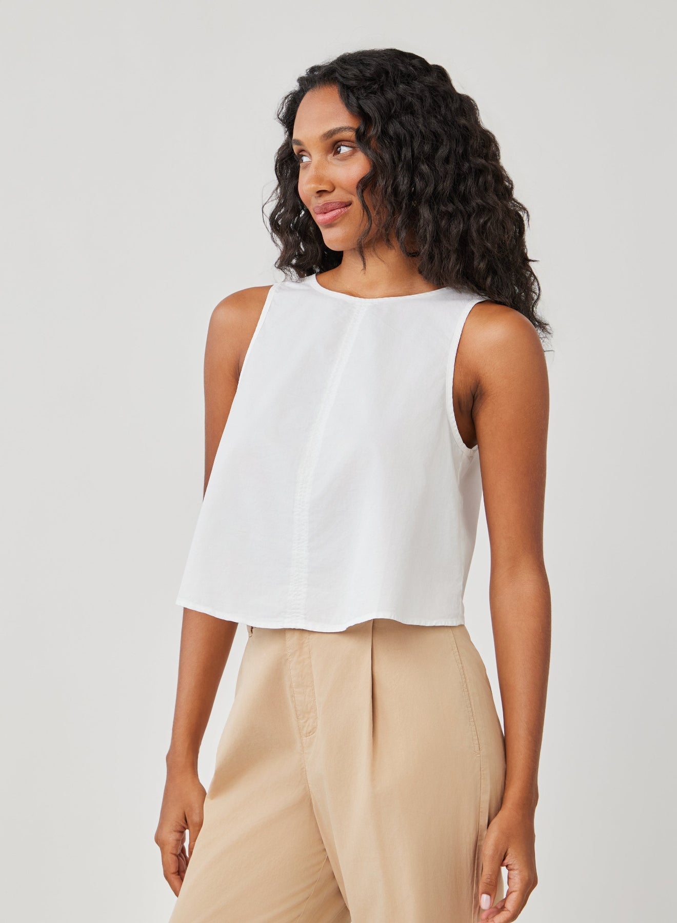 SLEEVELESS BUTTON BACK TOP