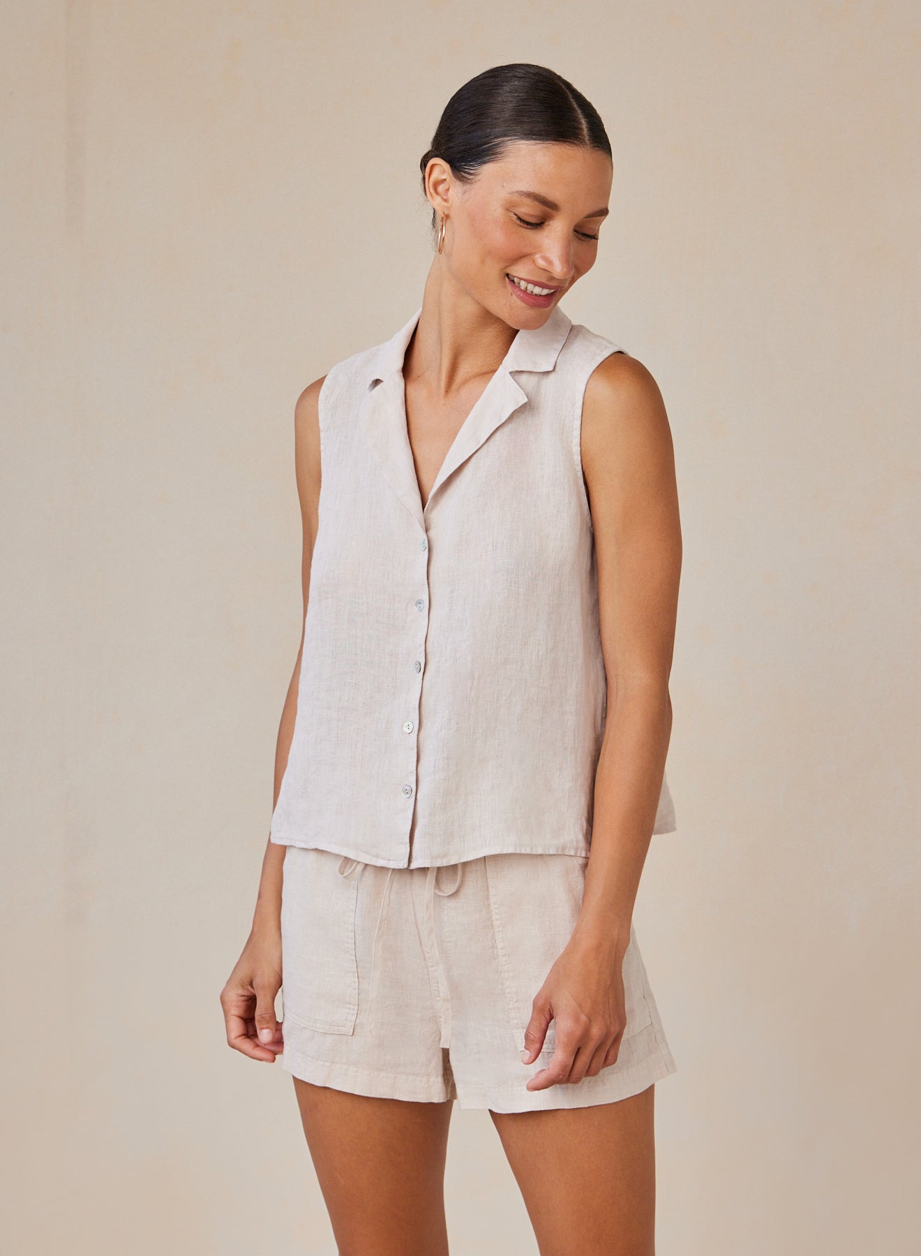 SLEEVELESS NOTCH COLLAR BUTTON DOWN