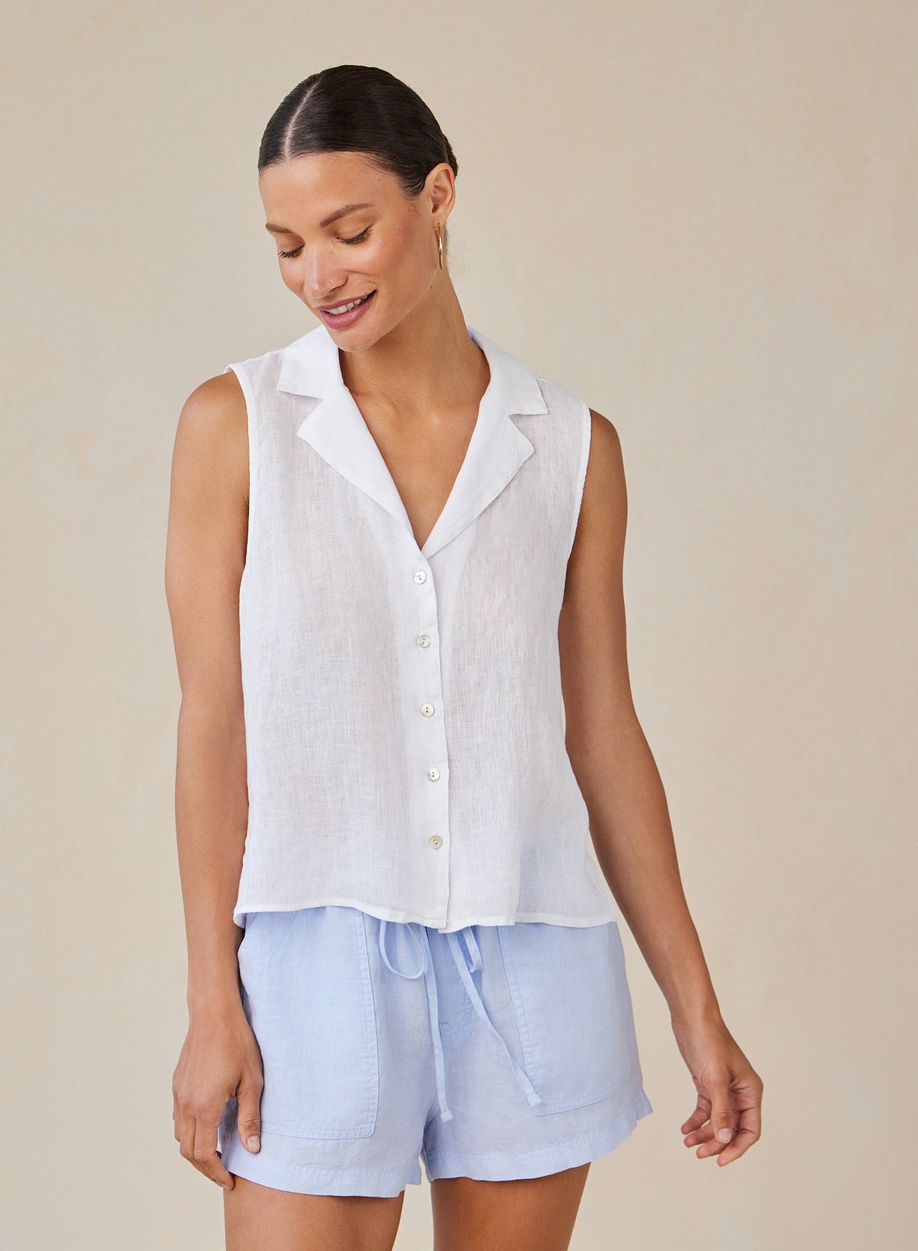 SLEEVELESS NOTCH COLLAR BUTTON DOWN