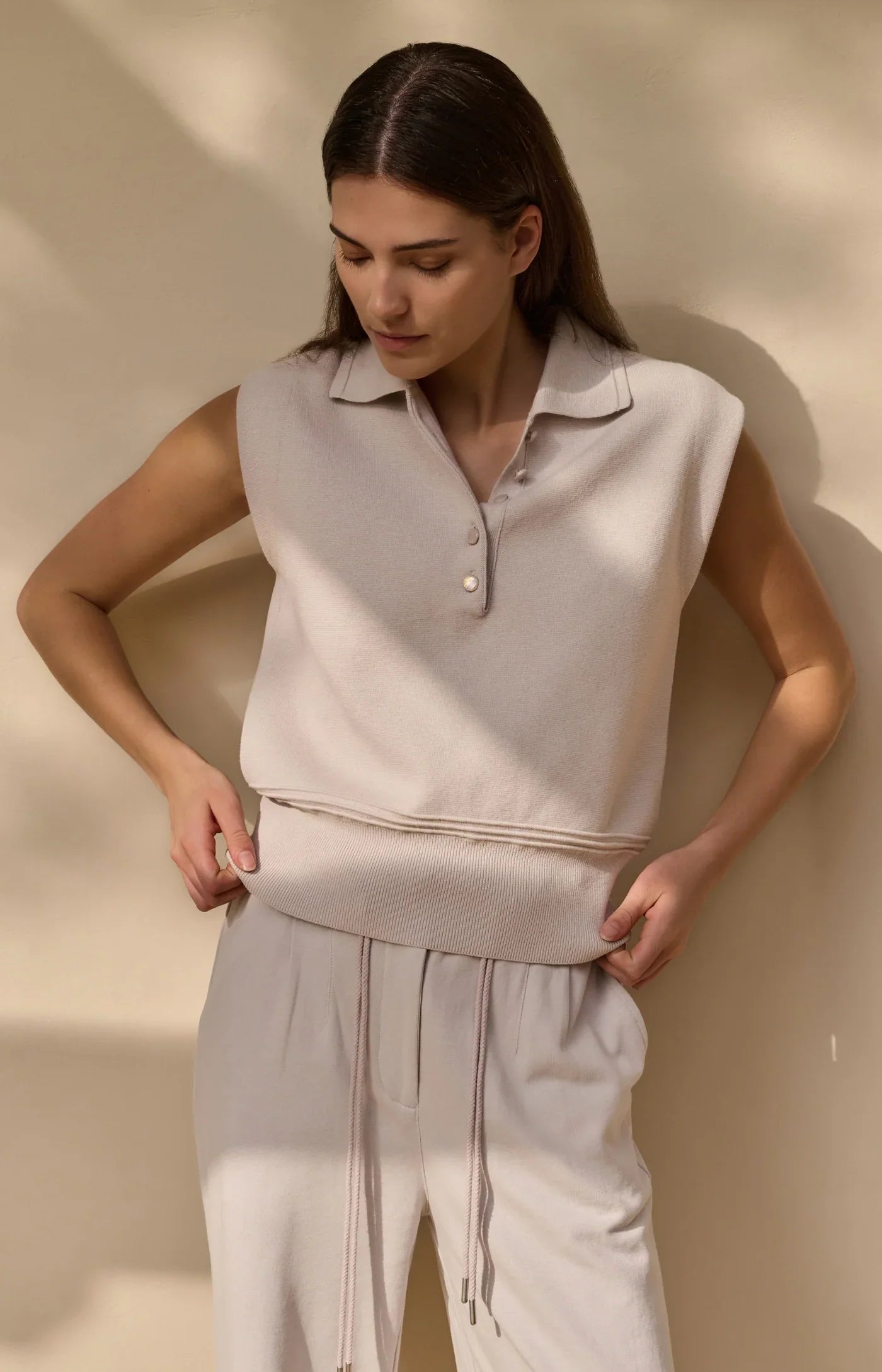 SLEEVELESS SWEATER W/ COLLAR