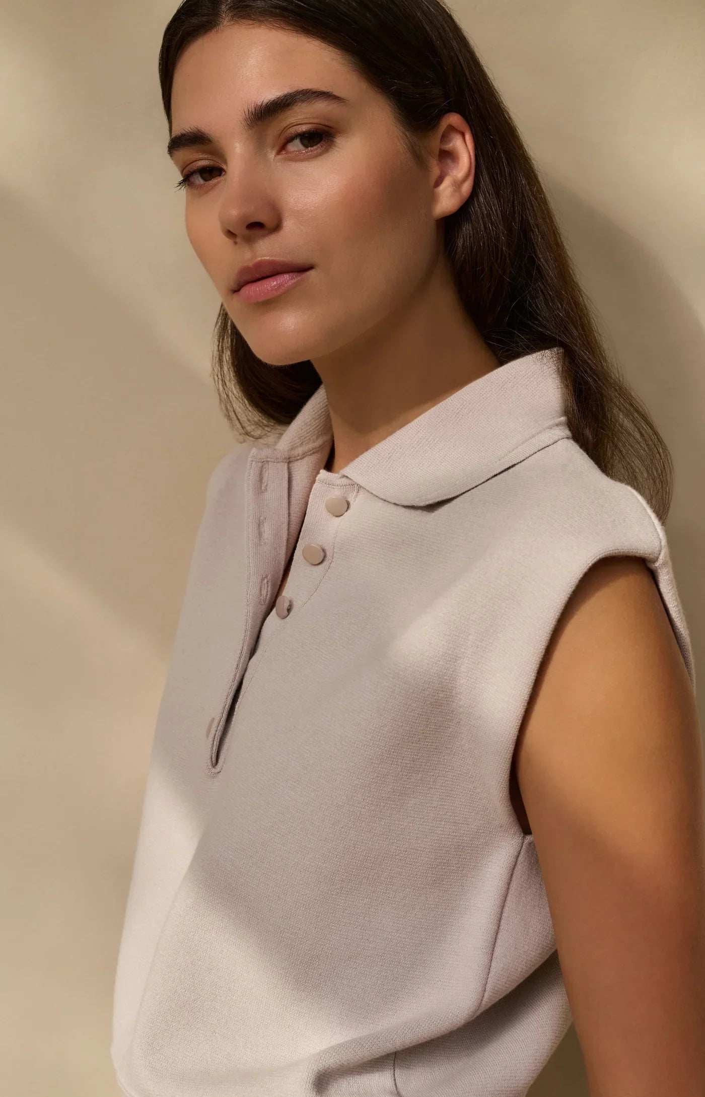 SLEEVELESS SWEATER W/ COLLAR