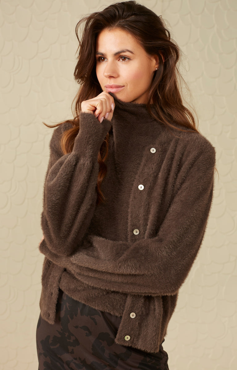 FLUFFY SLEEVELESS SWEATER