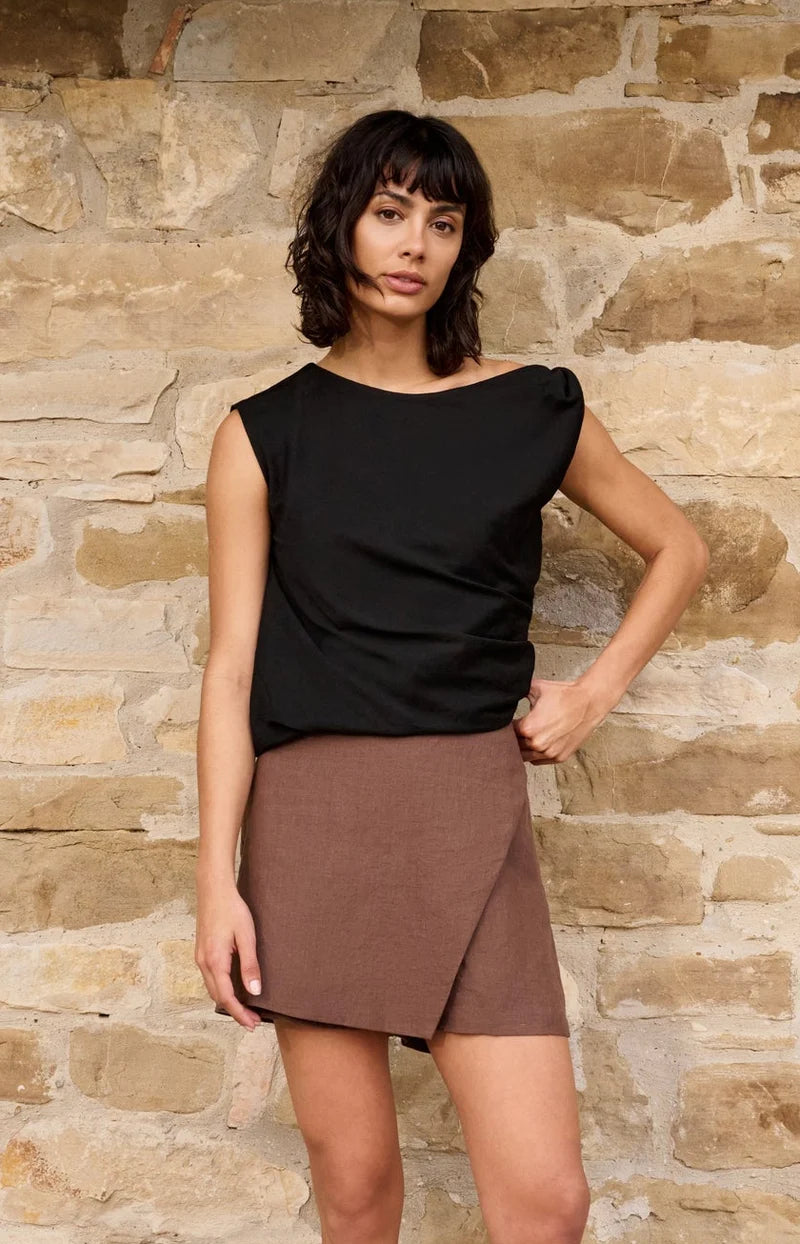 SLEEVELESS TOP W TWISTED SHOULDER STRAP