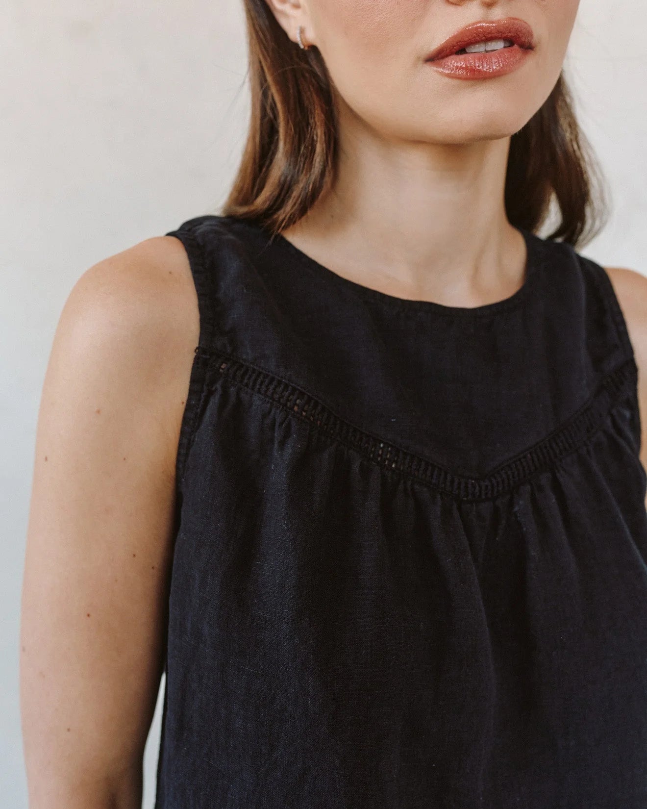 SLEEVELESS TRIMMED YOKE SEAM TOP