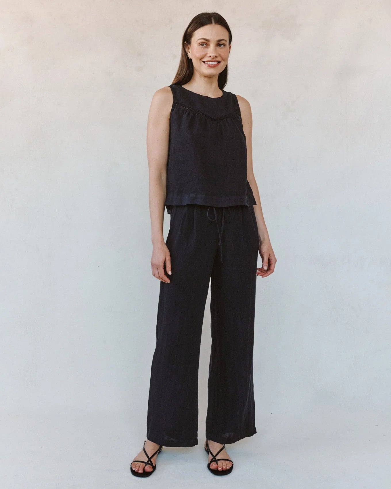SLEEVELESS TRIMMED YOKE SEAM TOP