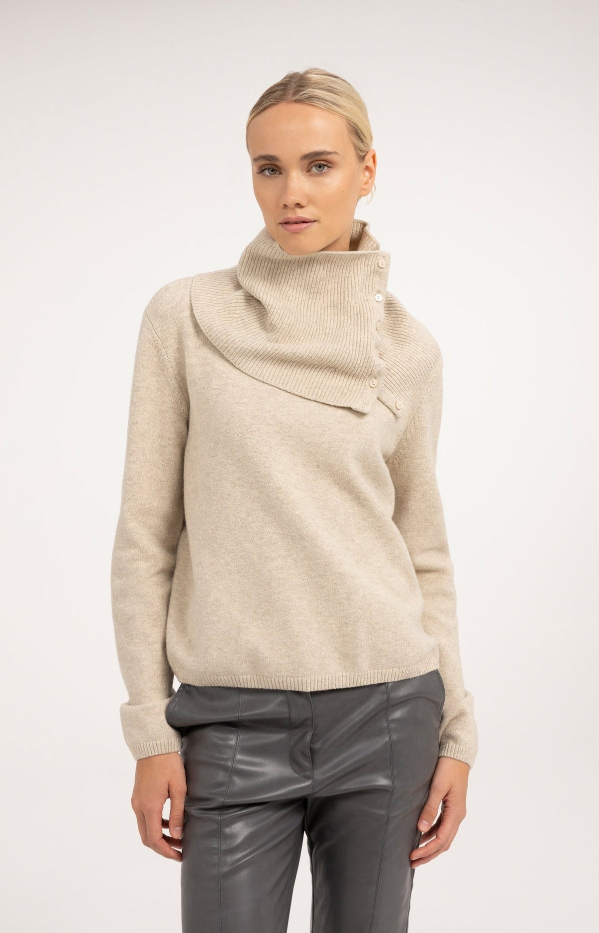 Woman wearing YAYA light beige knit sweater with scarf collar and pearl buttons