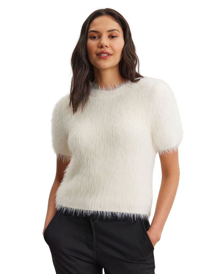 EILA06 DS NOVELTY FEATHER YARN TOP