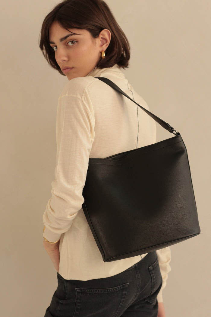 MIA BUCKET BAG - BLACK