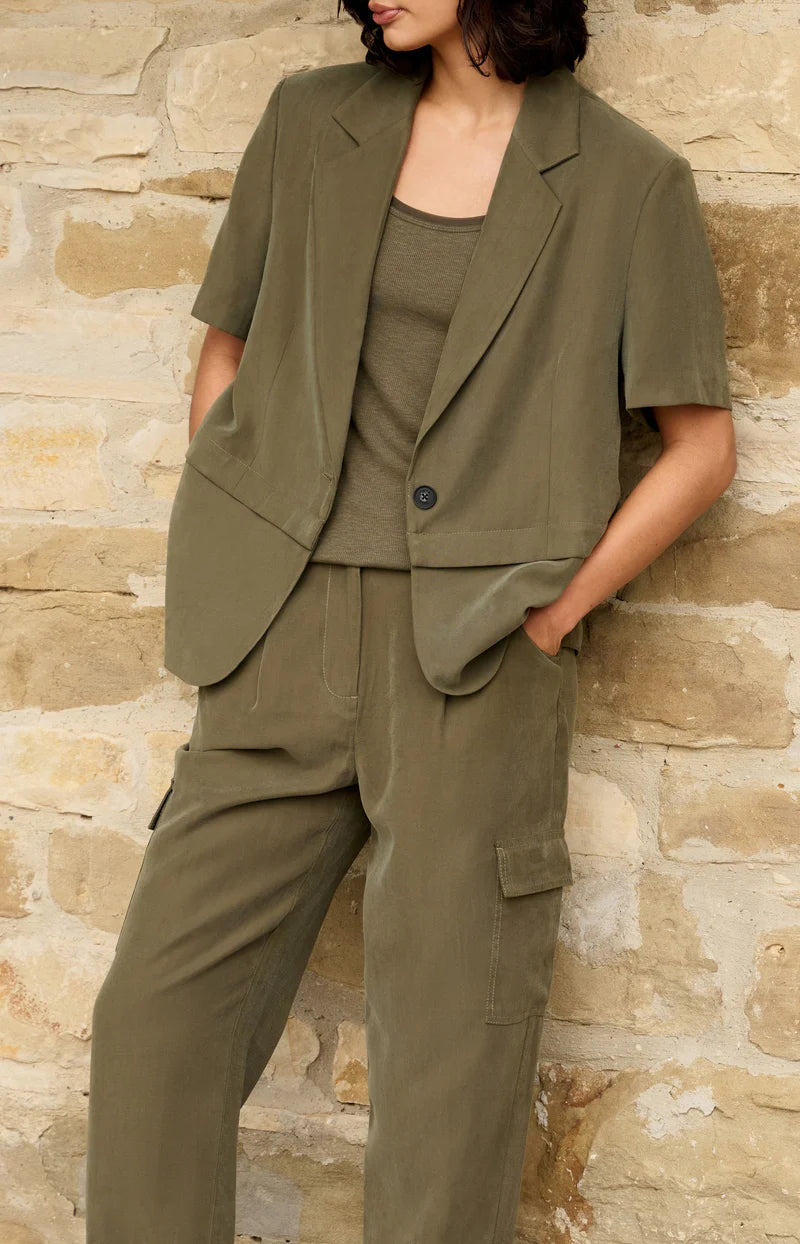 WOVEN SHORTSLEEVE BLAZER W DETACHABLE BOTTOM HEM